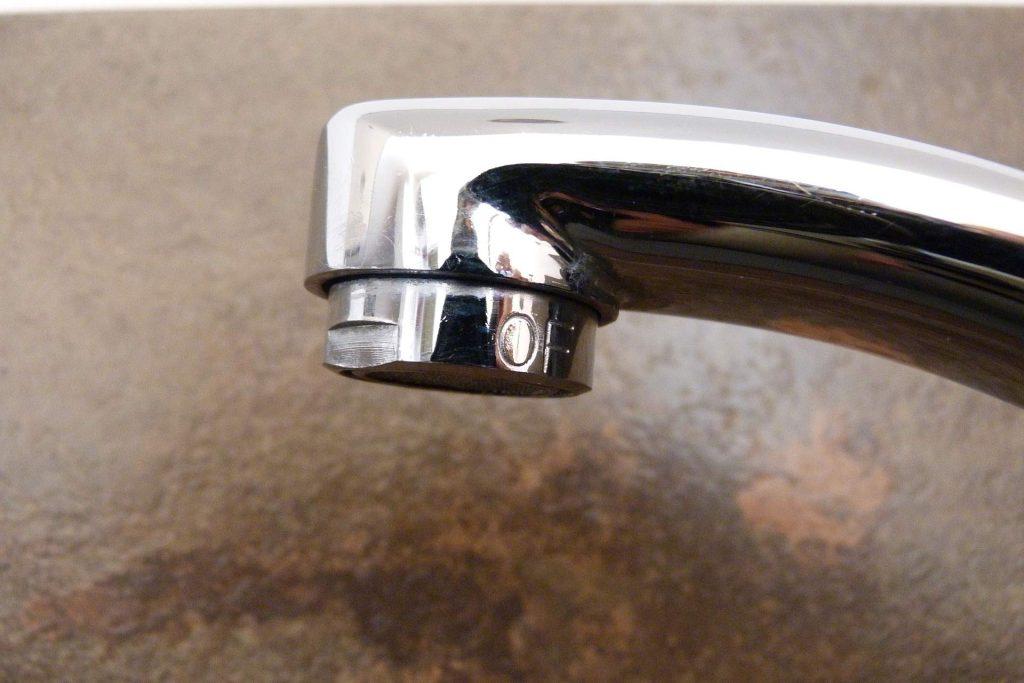 Ein Wasserhahn aus Chrom