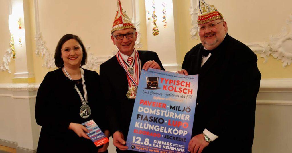 Die erste Eintrittskarte bekommt Bürgermeister Guido Orthen.