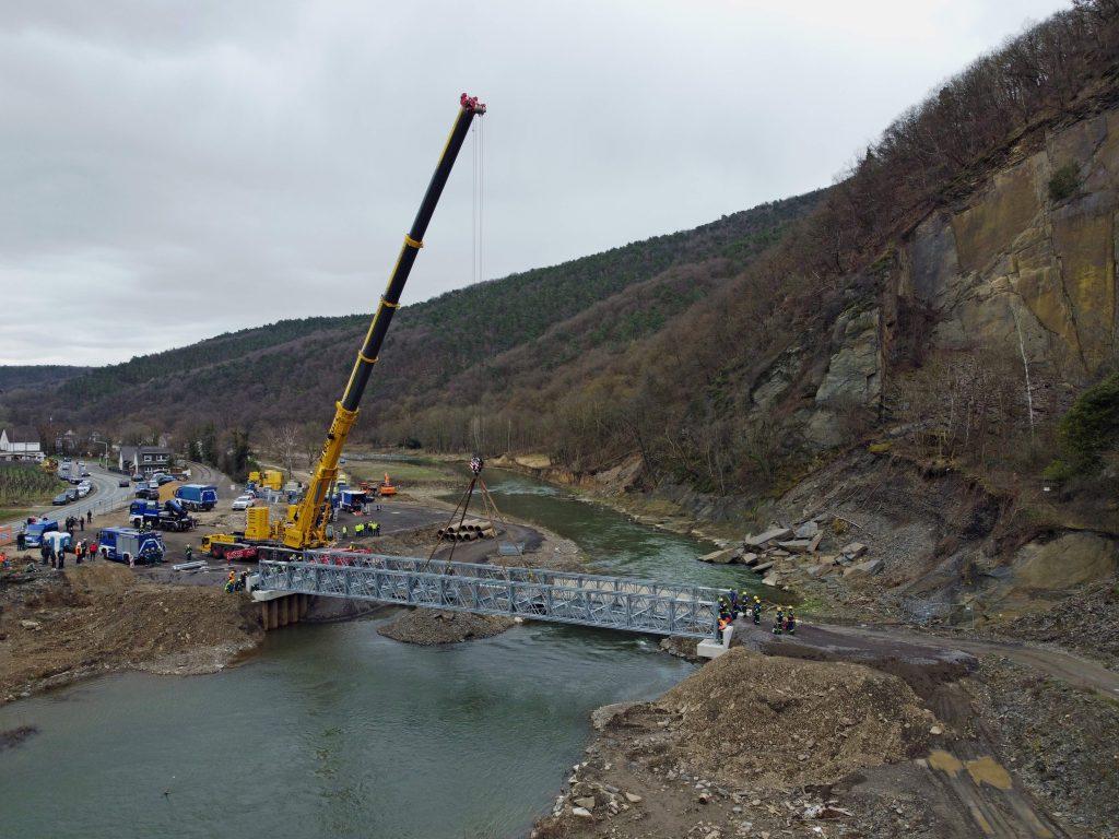 THW baut 30. Brücke über die Ahr ein.