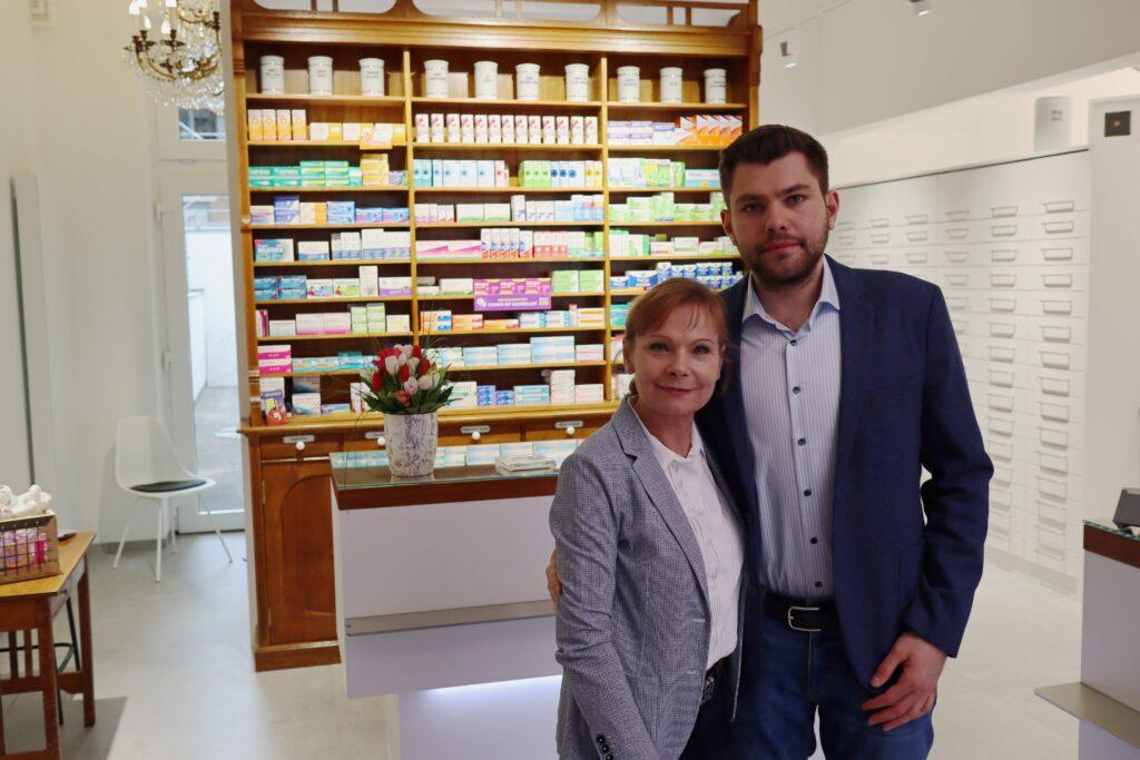 Apothekerin Katharina Jamitzky mit ihrem Sohn Benedikt.