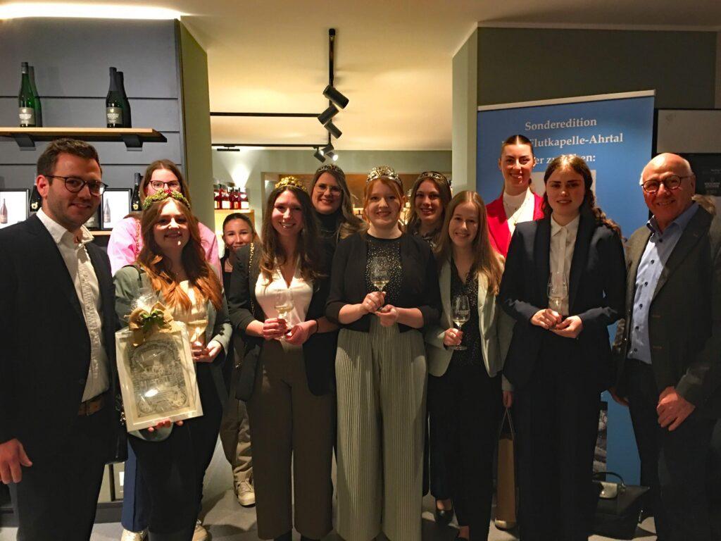 Bei der Eröffnung der neuen Vinothek in Walporzheim waren auch die Ortsweinköniginnen des Ahrtals anwesend.