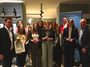 Bei der Eröffnung der neuen Vinothek in Walporzheim waren auch die Ortsweinköniginnen des Ahrtals anwesend.