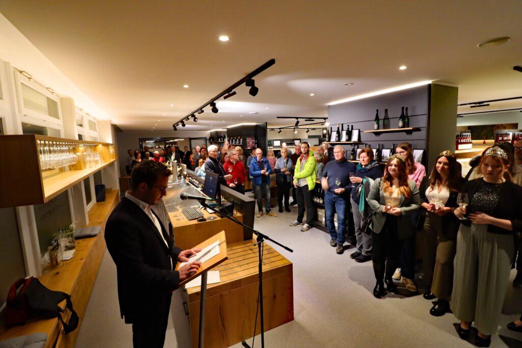 Der Vorstandsvorsitzende der Winzergenossenschaft Mayschoß, Dirk Stephan, bei der Begrüßung.